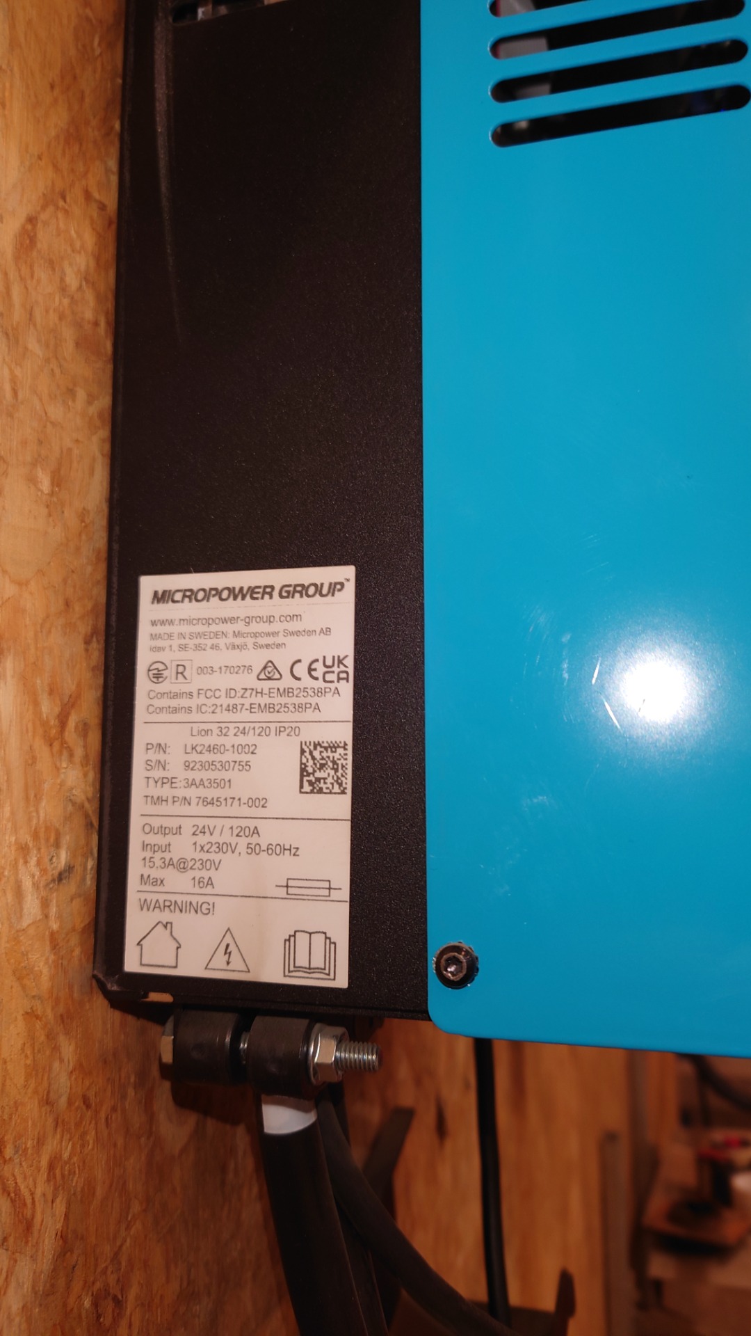 Lader fra Micropower montert på lettvegg